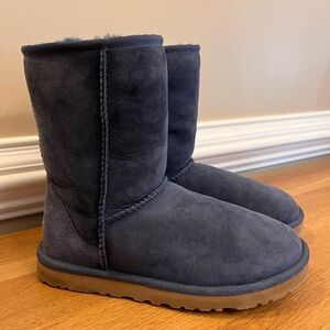 UGG Classic Short Navy Sheepskin Boots Women’s Size 7 | Cozy Winter Slip-On